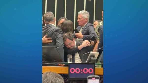 Câmara tem confusão com tumulto, empurra-empurra e agressão a jornalistas