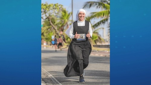 Freira corredora viraliza na internet e sonha em criar academia no convento