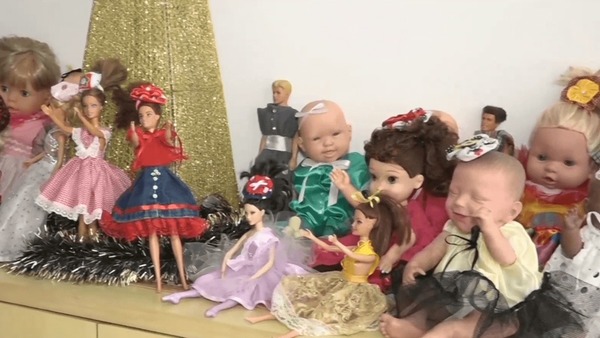 Irmãs restauram bonecas do lixo em brinquedos novos para crianças carentes