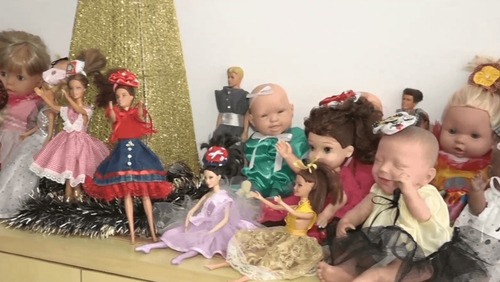 Irmãs restauram bonecas do lixo em brinquedos novos para crianças carentes