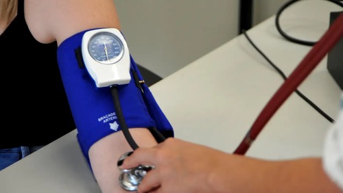 Médicos alertam para riscos de prescrição de testosterona para mulher