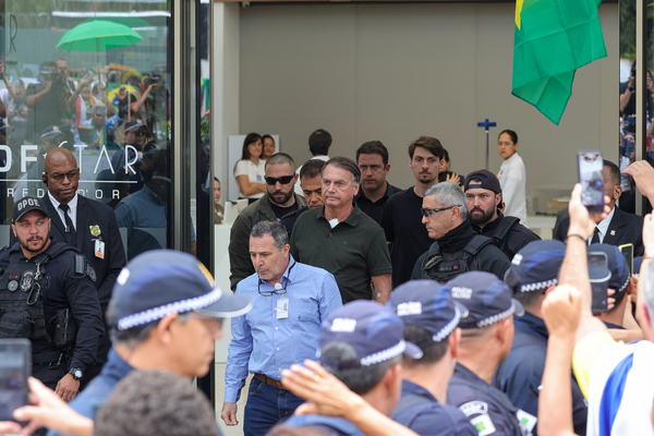 Defesa pede autorização para Bolsonaro deixar prisão e fazer cirurgia