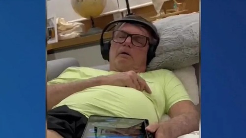 Carlos publica vídeo de Bolsonaro com soluços e pede ‘cuidados especiais’