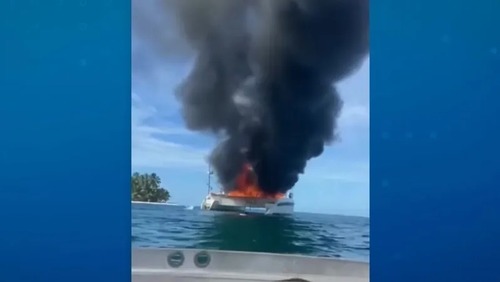 Barco pega fogo e turistas saltam em mar de tubarões no Caribe