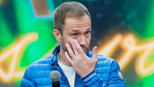 Tiago Leifert detona apresentador que fazia flexão antes de entrar no ar