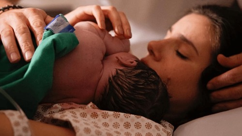 Nasce filha de Camila Queiroz e Klebber Toledo: "amor sem explicação"