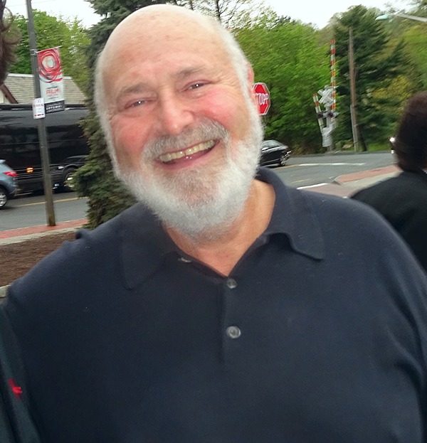 Filho de Rob Reiner é considerado suspeito de matar diretor e esposa