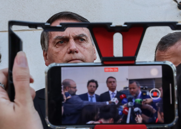 Defesa de Bolsonaro pede por cirurgia urgente após diagnóstico de hérnias