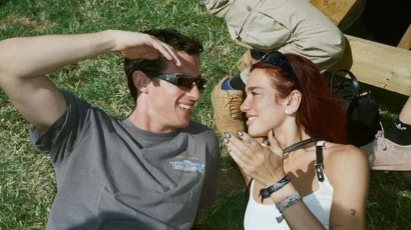 Namorado de Dua Lipa não quer encenar beijo por "fidelidade" à cantora