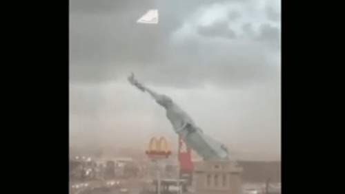 Vídeo: estátua da Havan desaba durante temporal em Guaíba, no RS
