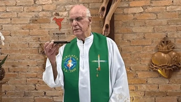 Padre Júlio nega transferência de paróquia e fala de suspensão temporária