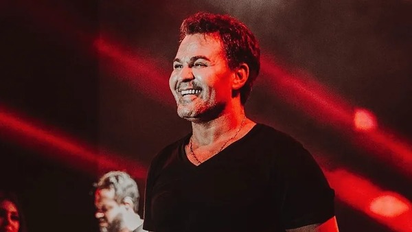 Eduardo Costa admite erro político em música: "Esse treco é uma doença"