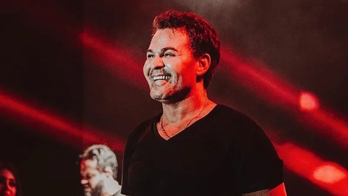 Eduardo Costa admite erro político em música: "Esse treco é uma doença"