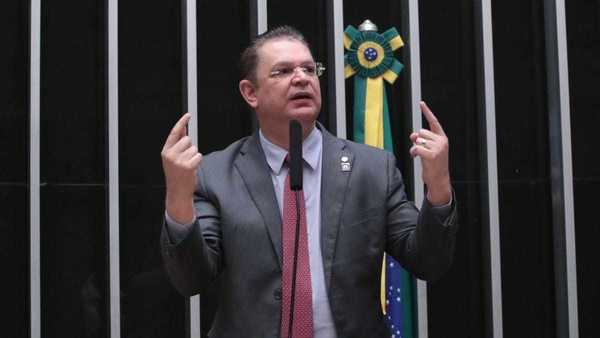 PF apreende cerca de R$ 400 mil na casa de Sóstenes Cavalcante; veja fotos