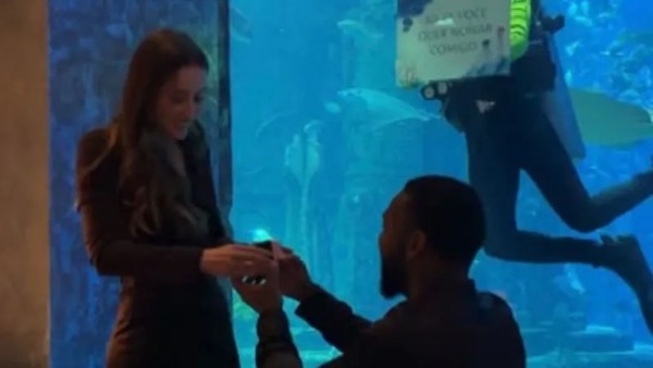 Nego do Borel pede namorada em casamento durante jantar em Dubai