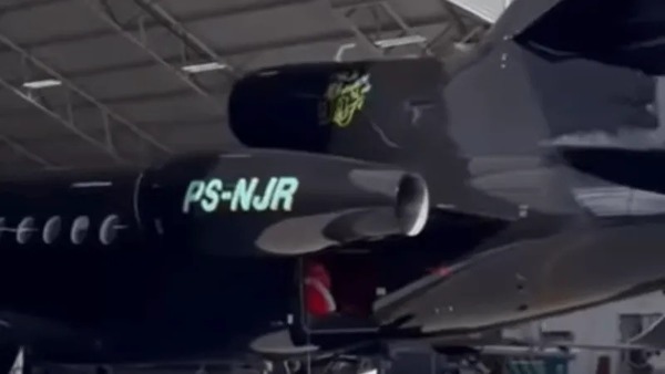 Neymar aposta em visual fosco e discreto para jatinho, à la Batman; confira