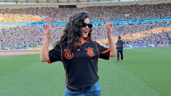 Maísa Silva acompanha final da Copa do Brasil com camisa de Memphis Depay