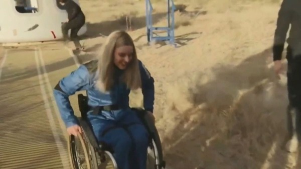 Primeira pessoa em cadeira de rodas viaja ao espaço; veja imagens