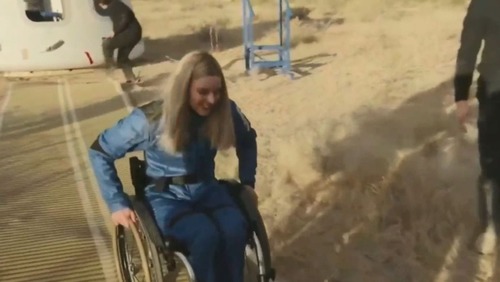 Primeira pessoa em cadeira de rodas viaja ao espaço; veja imagens