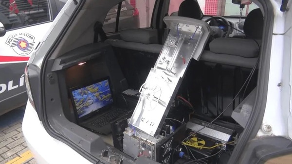 Polícia descobre carro com antena que disparava golpes por SMS em SP