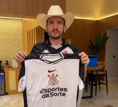 Cantor Antony, que faz dupla com Gabriel, perde desafio e veste camisa do Corinthians