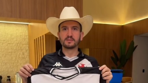 Cantor Antony, que faz dupla com Gabriel, perde desafio e veste camisa do Corinthians