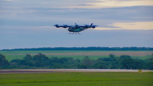 Eve, da Embraer, faz primeiro voo do protótipo de "carro voador"