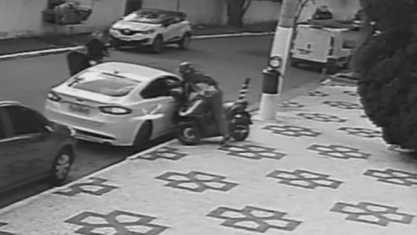 VÍDEO: Policial é baleado e tem arma roubada em tentativa de assalto