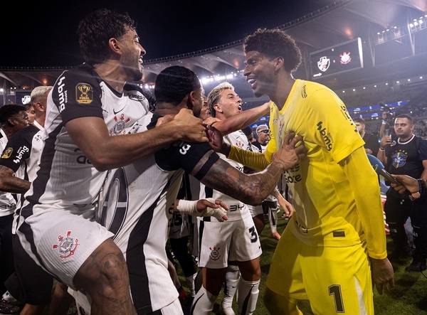 Hugo Souza revela bastidores do "bicho" que jogadores ganharam pelo título