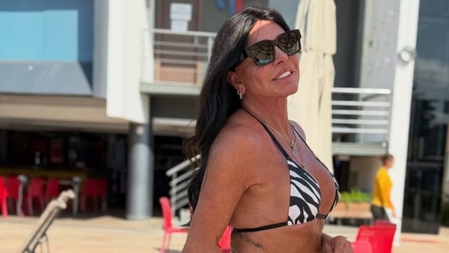 Gretchen detalha novo visual e nega cirurgia plástica: "Só tirei produto"