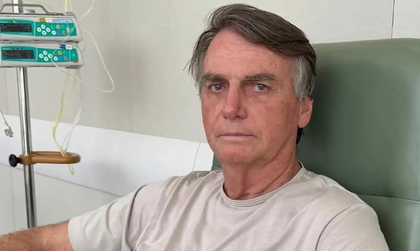 Bolsonaro apresenta boa evolução, mas soluços voltaram, diz Carlos
