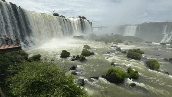 Cataratas do Iguaçu batem recorde de dois milhões de turistas em um ano