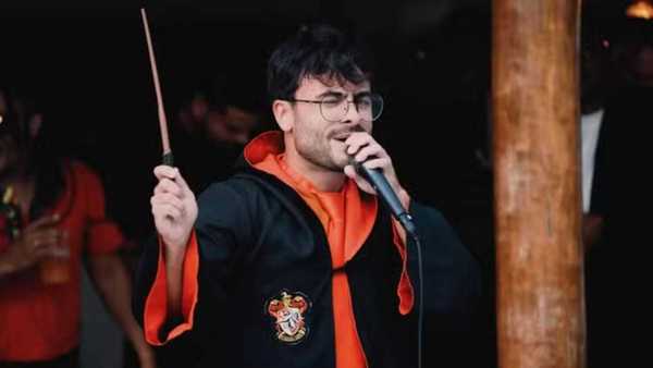 Cantor de arrocha sósia de Harry Potter muda nome após intimação da Warner