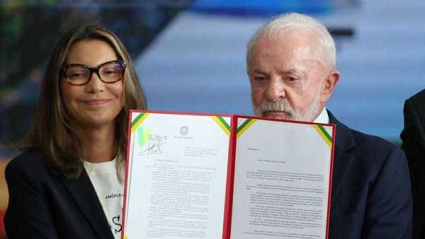 Lula assina veto integral de PL que reduz penas de condenados por golpe