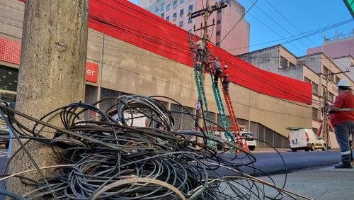 Prefeitura de Ribeirão Preto retira 62 mil quilos de fios inutilizados da cidade