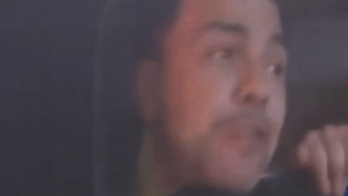 VÍDEO: Zezé Di Camargo fica com a cabeça presa no vidro do carro