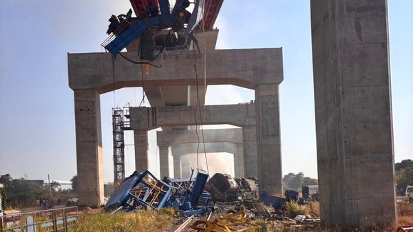 Guindaste cai sobre trem, provoca incêndio e deixa mortos na Tailândia