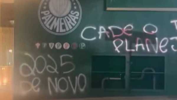 Torcida picha muros do Palmeiras após derrota para o Novorizontino