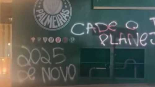 Torcida picha muros do Palmeiras após derrota para o Novorizontino