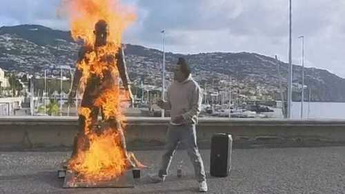 Homem ateia fogo em estátua de Cristiano Ronaldo; assista
