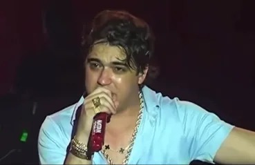 Natanzinho Lima se emociona no palco ao interromper show por motivos de saúde