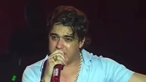 Natanzinho Lima se emociona no palco ao interromper show por motivos de saúde