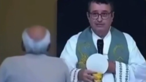Avó que perdeu o neto, sobe ao altar durante a missa e abraça o padre