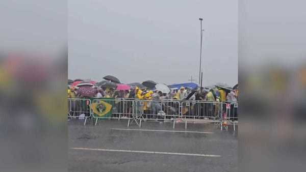 Raio atinge grupo que esperava por protesto a favor de Bolsonaro no DF