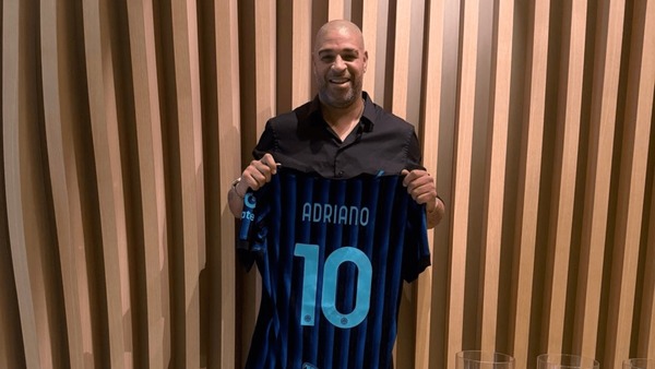 Adriano Imperador diz que a mãe foi vítima de golpe na internet