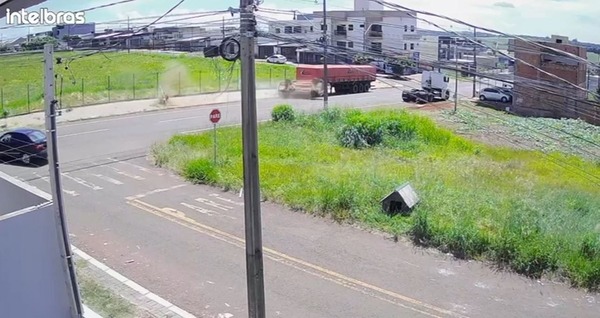 Vídeo: Motorista sai andando de carro após capotamento no Paraná