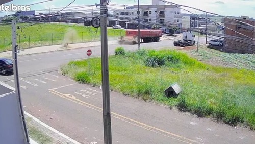Vídeo: Motorista sai andando de carro após capotamento no Paraná