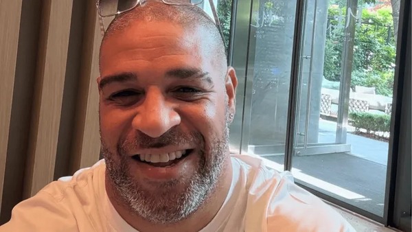 Adriano Imperador promete pegar bandido após mãe perder R$ 15 mil em golpe