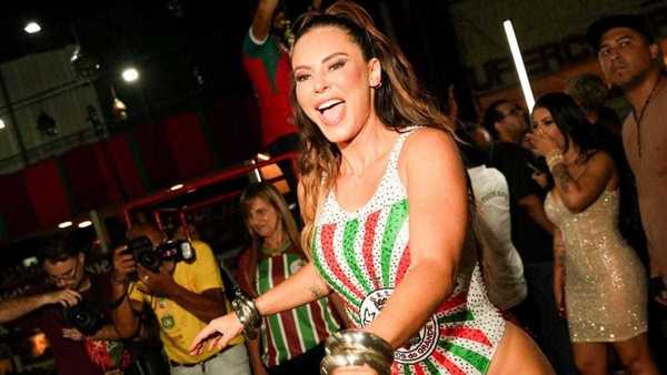 Paolla Oliveira rouba cena em ensaio da Grande Rio e ofusca Virginia