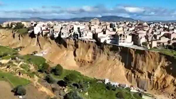 Cidade na Itália fica à beira do precipício após deslizamento de terra
